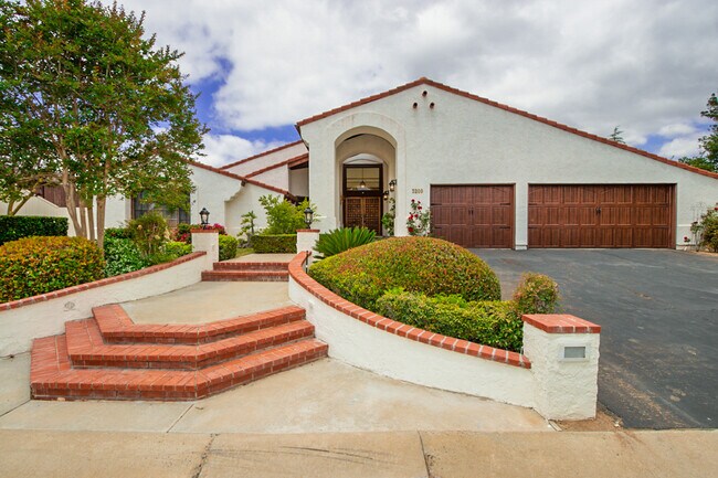 Foto del edificio - Large Four Bedroom with Pool in Lomas Sere...