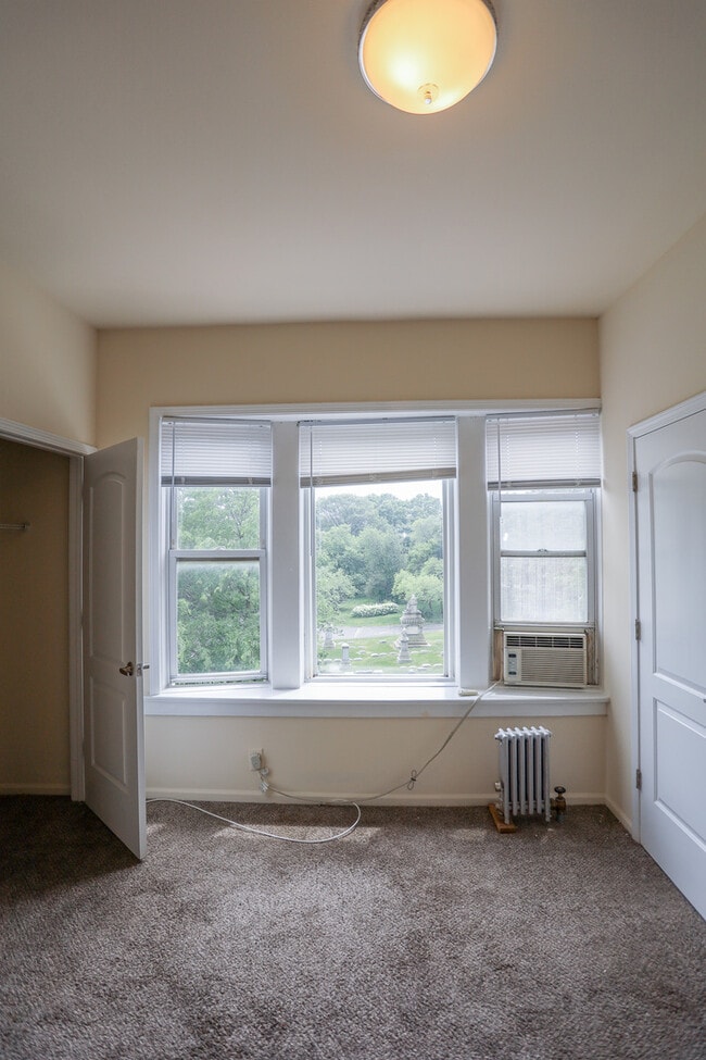 Building Photo - 1250 W Montrose Ave