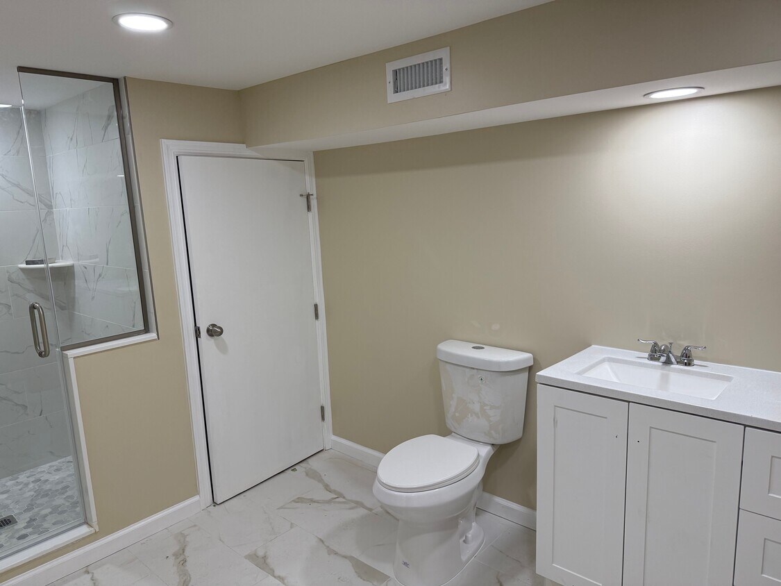 Building Photo - 593 Elm Ave