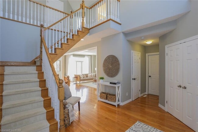 Building Photo - Stunning Masonville Executive Home * 4 Bdrm * 3.5 Bath * FENCED YARD *