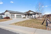 Foto principal - Stunning 6-Bedroom Ranch Home with Finishe...