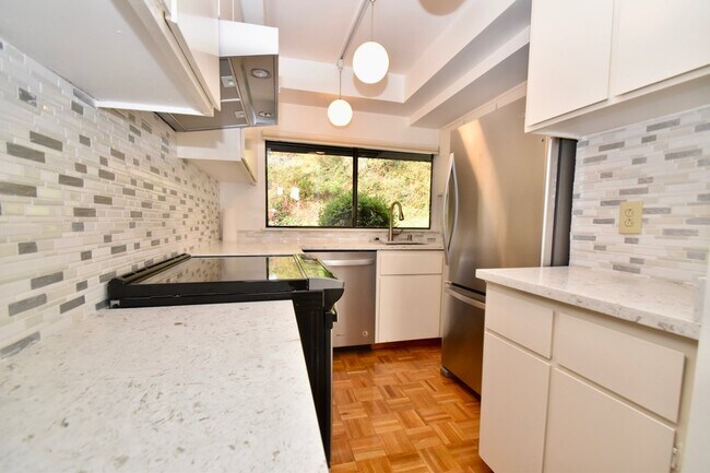 Building Photo - Upgraded Townhouse With Water Views!