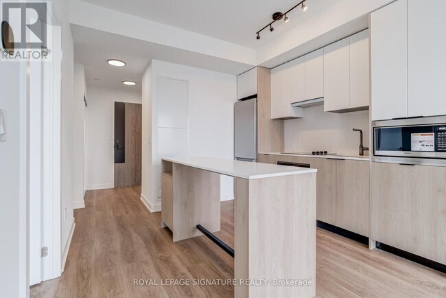 Building Photo - 1007 The Queensway