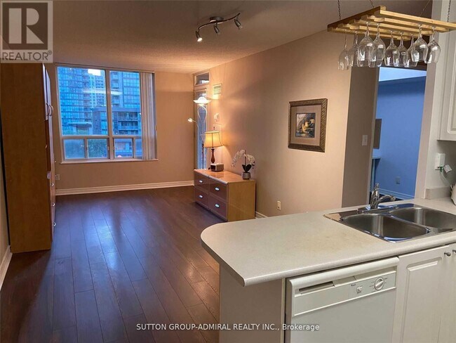 Building Photo - 28 Empress Ave