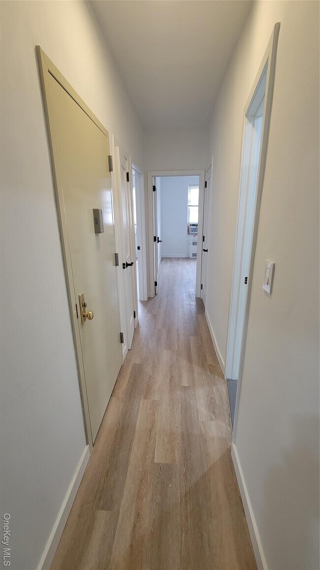 Foto del edificio - 60-24 Wetherole St