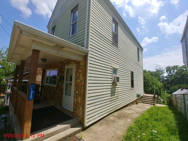 Building Photo - 465 7th St