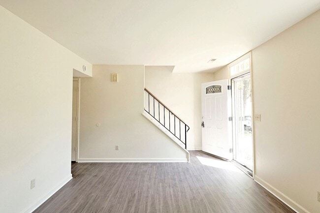 Building Photo - Move-in Ready/Pet-Friendly Briarwood Duplex