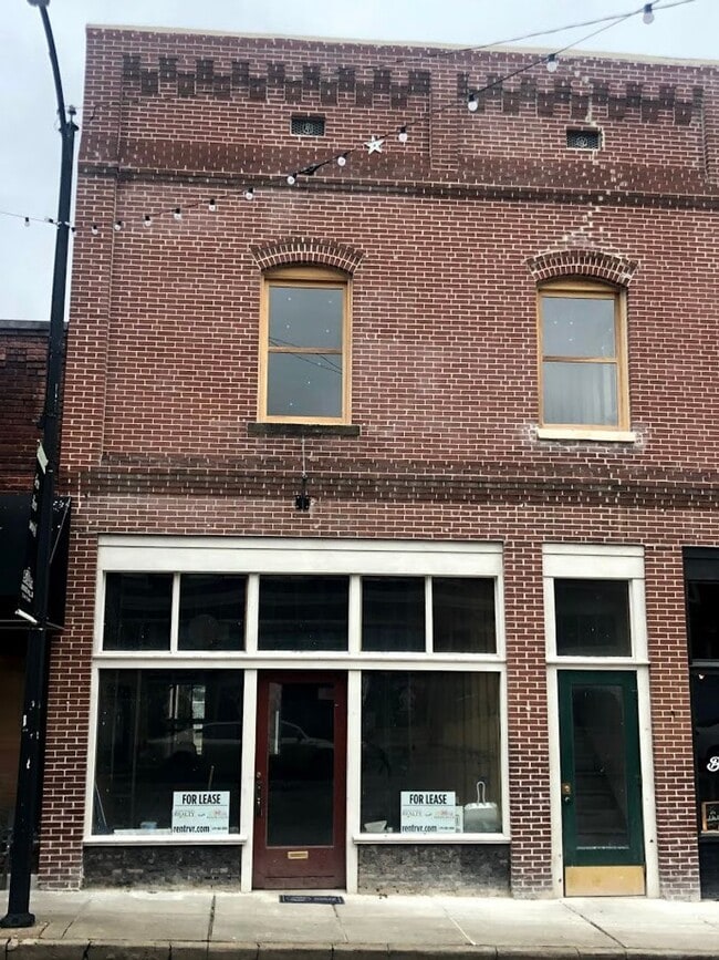 Building Photo - 314 W B St