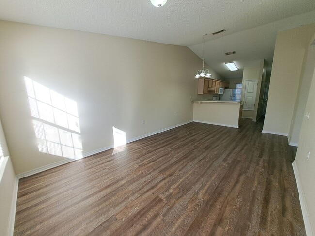 Building Photo - Cute 2BR/1BA in NE Pensacola