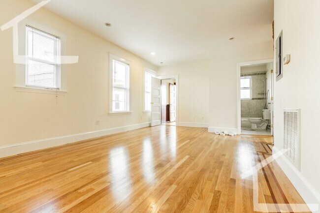 Foto del edificio - No Brokers Fee, Pets Friendly, Eat-in Kitchen, Big Bedrooms, Laundry on a Site