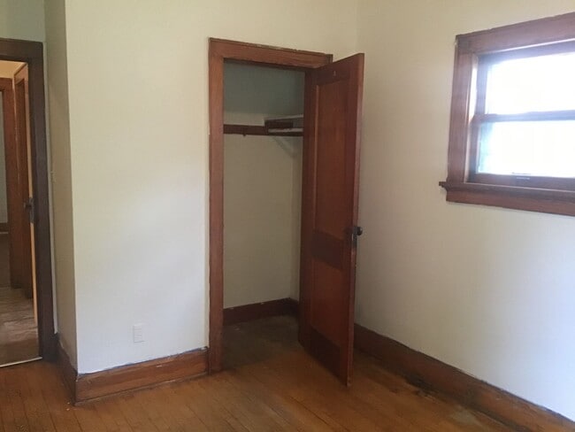 Building Photo - 5 bedroom 2 bathroom single family home wi...