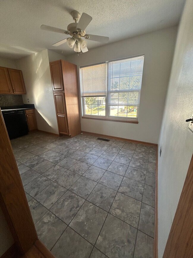 Foto del edificio - Spacious, corner lot 3-bedroom, 2-bath duplex in Iowa City