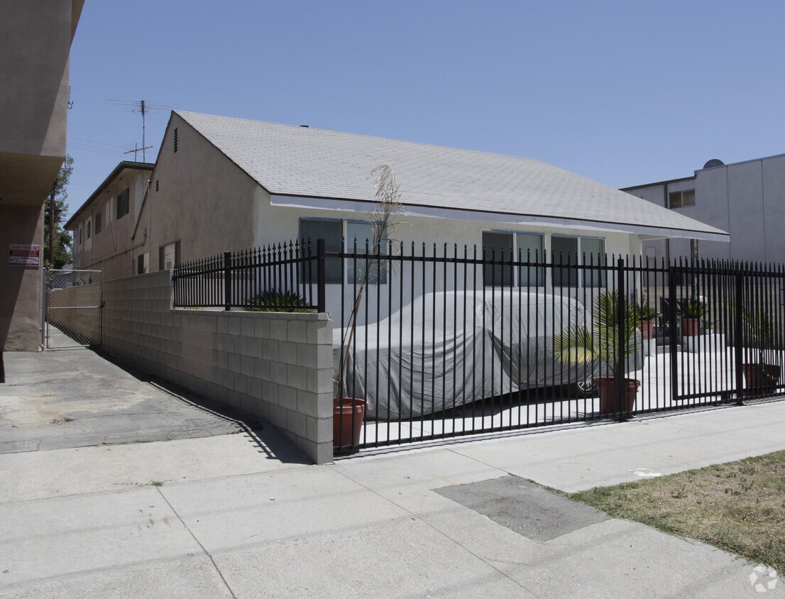 Foto del edificio - 6448 Agnes Ave