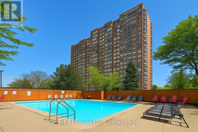 Photo du bâtiment - 1270-1270 Maple Crossing Blvd