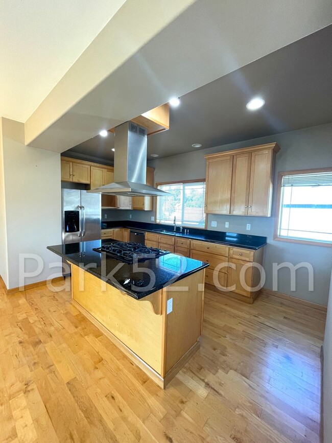 Building Photo - $250 OFF - 3 Bedroom Townhome in Tacoma