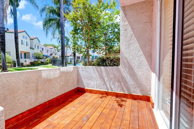 Foto del edificio - 13901 Olive View Ln