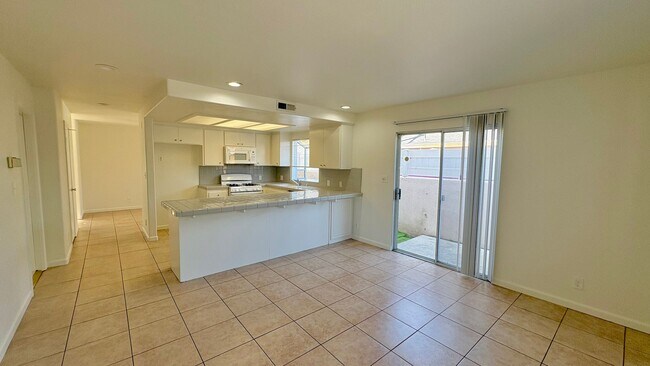 Foto del edificio - 4321-23 W. 166TH ST.