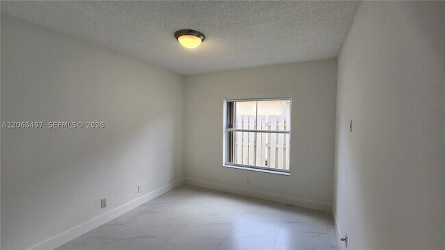 Foto del edificio - 924 Falling Water Rd