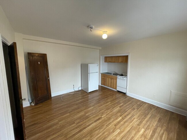 Building Photo - Beautiful studio in downtown Winchester next to the commuter rail