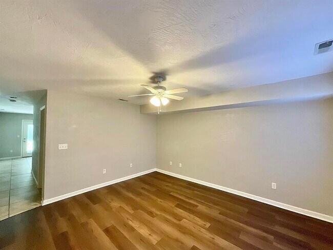 Foto del edificio - 818 Elm Way Ct