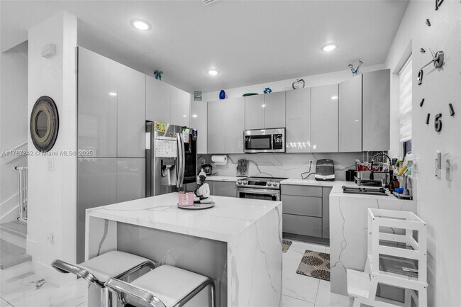 Foto del edificio - 3327 W 106th Ter