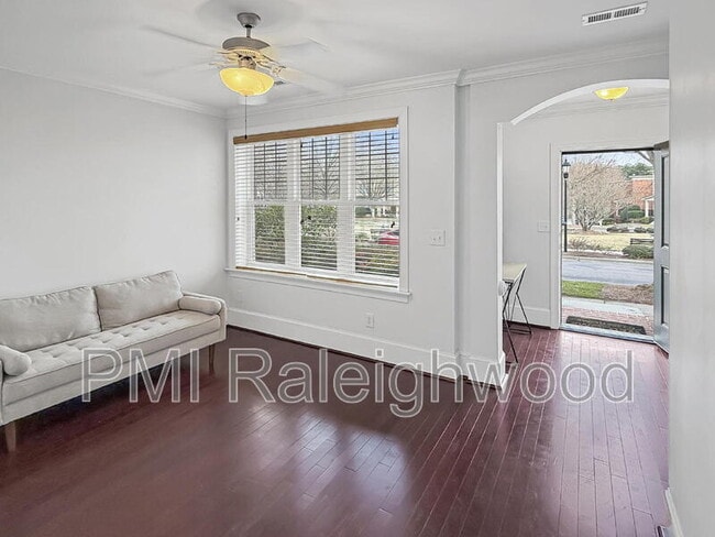 Building Photo - 184 Finsbury St