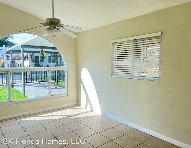 Foto del edificio - 4 br, 2.5 bath House - 871 NE 81 St
