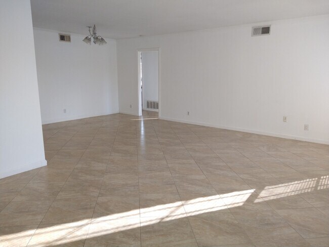 Large living room - 102 Ruelle Ln