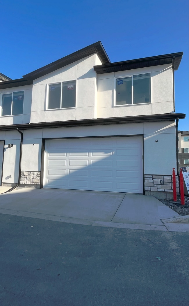 Building Photo - 460 E 25 N