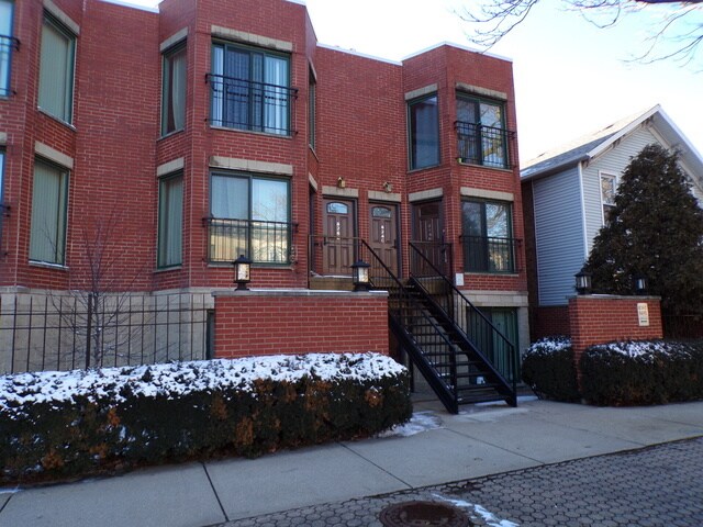 Primary Photo - 824 S Leavitt St