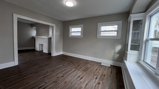 Building Photo - 10610 Langton Ave