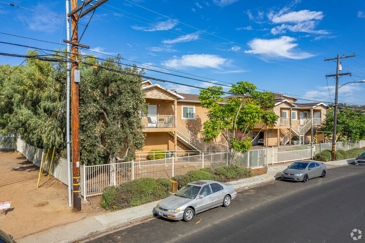 Primary Photo - 7052-7074 Fulton St