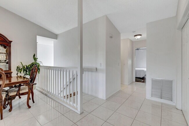 Foto del edificio - 8320 Waterline Dr