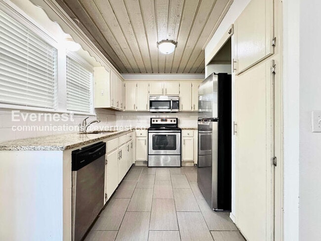 Building Photo - 5117 S Lions Ave