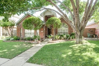 Building Photo - 543 Village Green Dr
