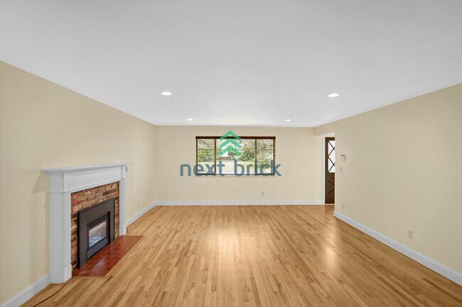 Photo - Spacious 5 Bed 2.5 Bath for Rent in Bellevue! House