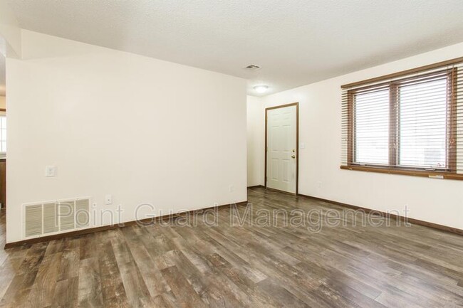 Building Photo - 422 N Rose Hill Rd