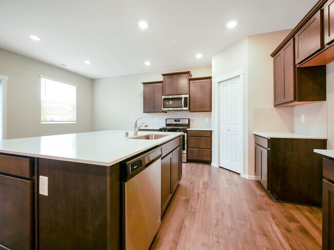Foto del edificio - 4 Bed and 2.5 Bath Stunning Single-family ...