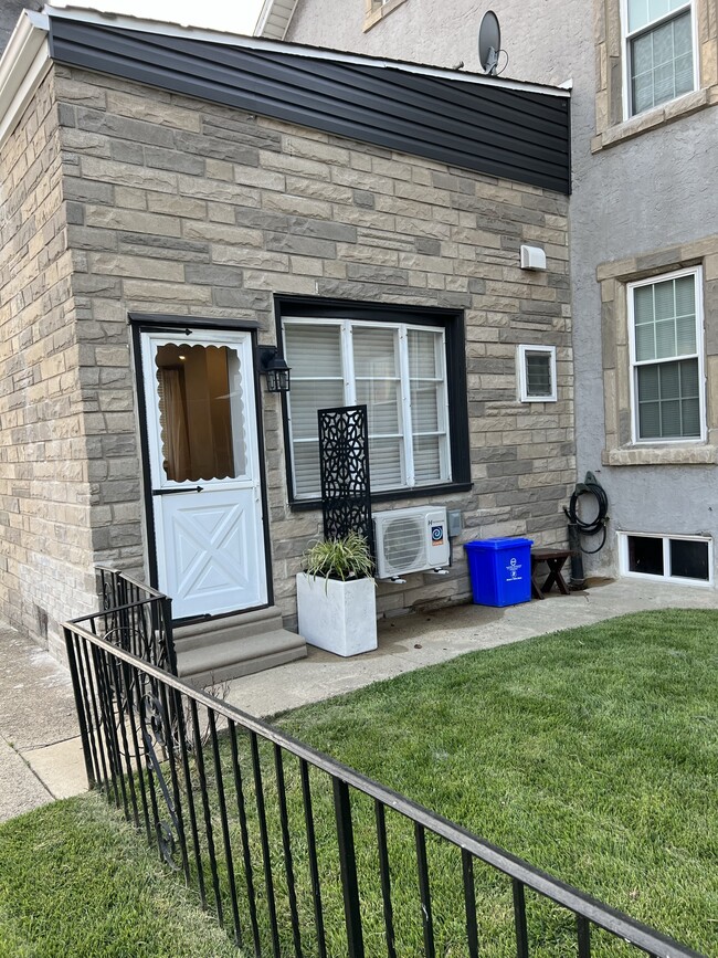 Entryway - 4733 Knorr St