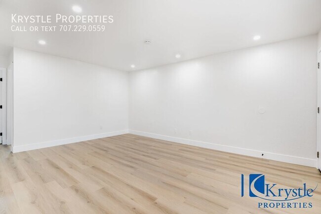Foto del edificio - Beautifully upgraded, upstairs unit in the...