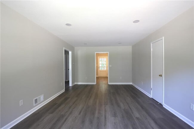 Building Photo - 4732 Valley Dale Dr SW