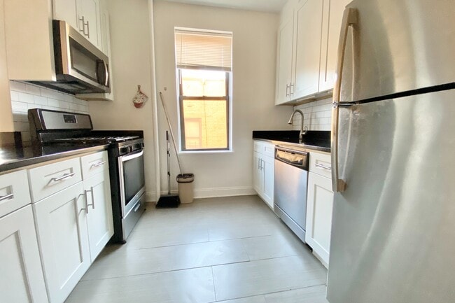 Building Photo - 105 Pinehurst Ave