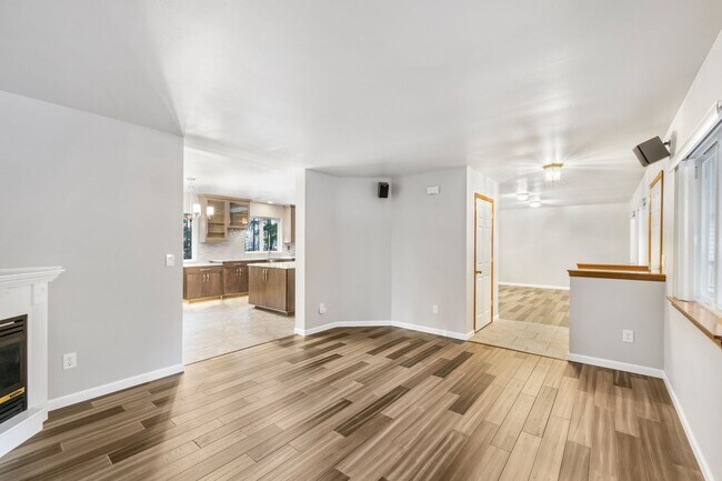 Building Photo - Immaculately maintained rambler in Sammamish with huge yard!!