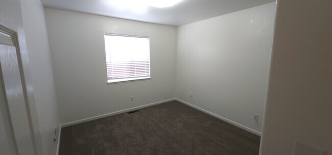 Building Photo - Sunny Lane 805