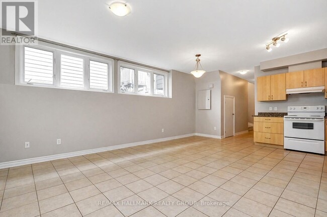 Building Photo - 1170a S Russell Rd