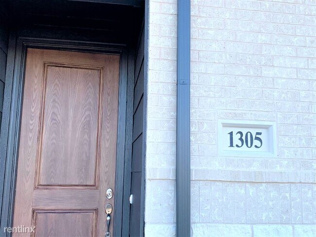 Building Photo - 3 br, 2.5 bath Townhome - 1305 Pebblebrook Dr