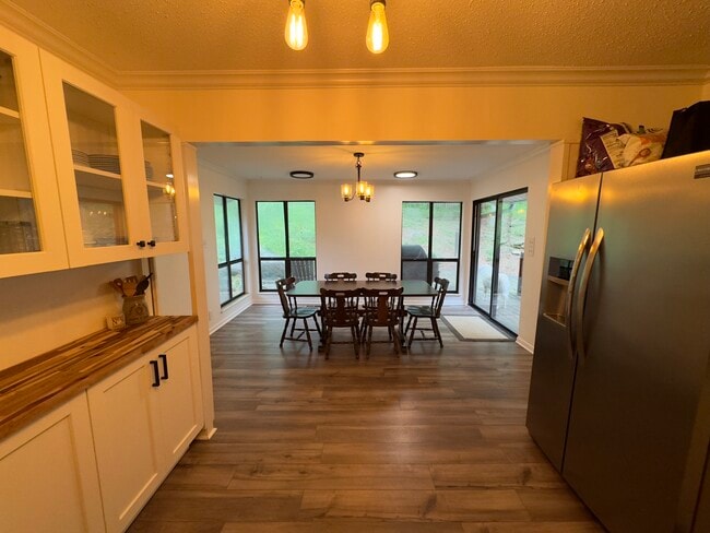 Building Photo - 10412 Pinedale Dr