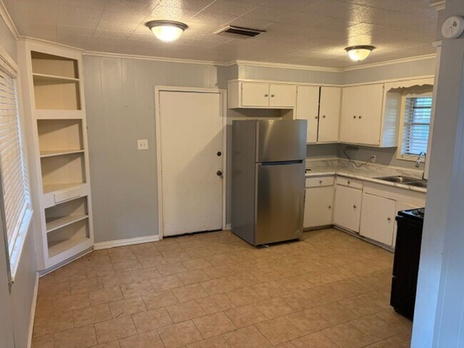 Building Photo - 1301 Manor Pl