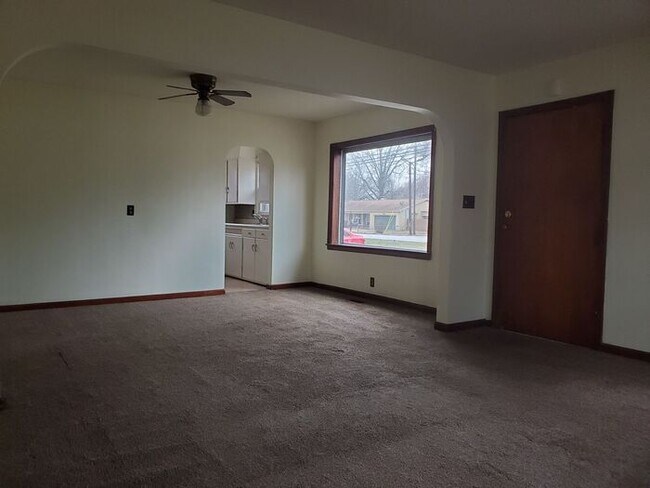 Building Photo - 2 Bedroom House w/1 Car Attached Garage