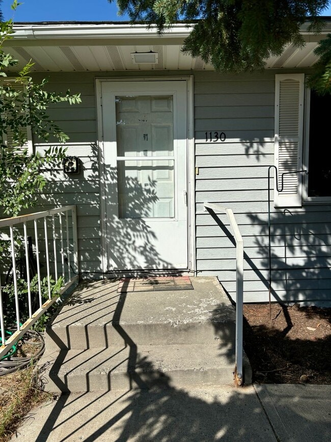 Building Photo - Pet friendly 3 bed, 2 bath Duplex - next to park, quiet neighborhood!